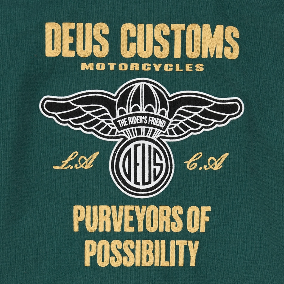 Gros plan du dos de la Veste Cutaway Racing Green Deus Ex Machina : broderie chaînette sable, écusson ailé noir et blanc