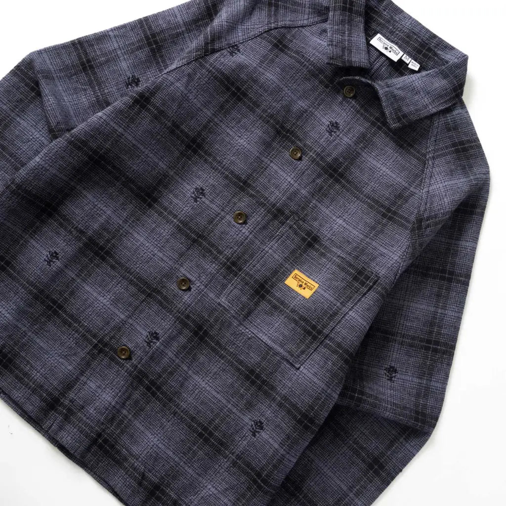 Veste de travail vue de trois quarts, patte de boutonnage et poche poitrine plaquée