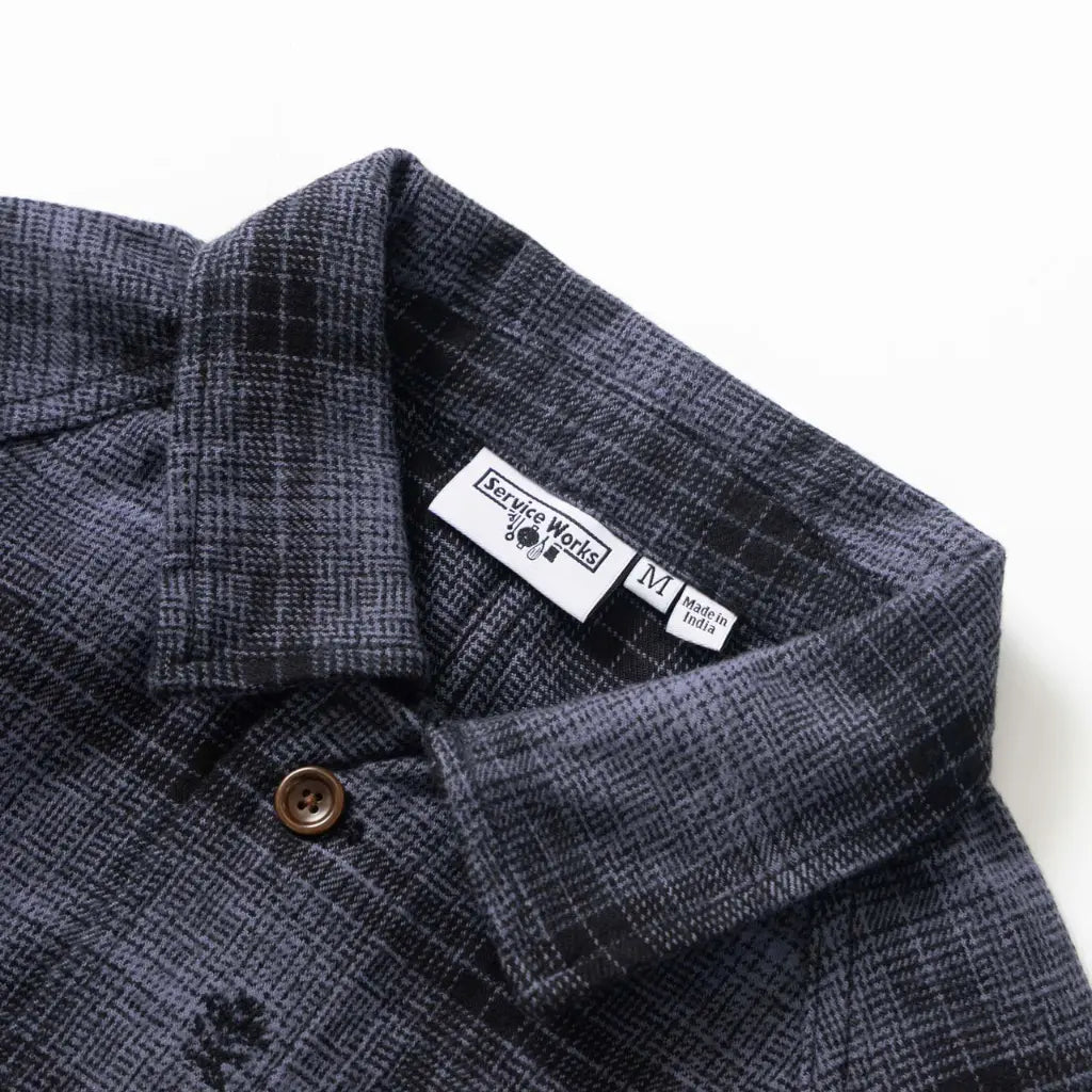 Encolure de la veste de travail avec étiquette Service Works et premier bouton marron