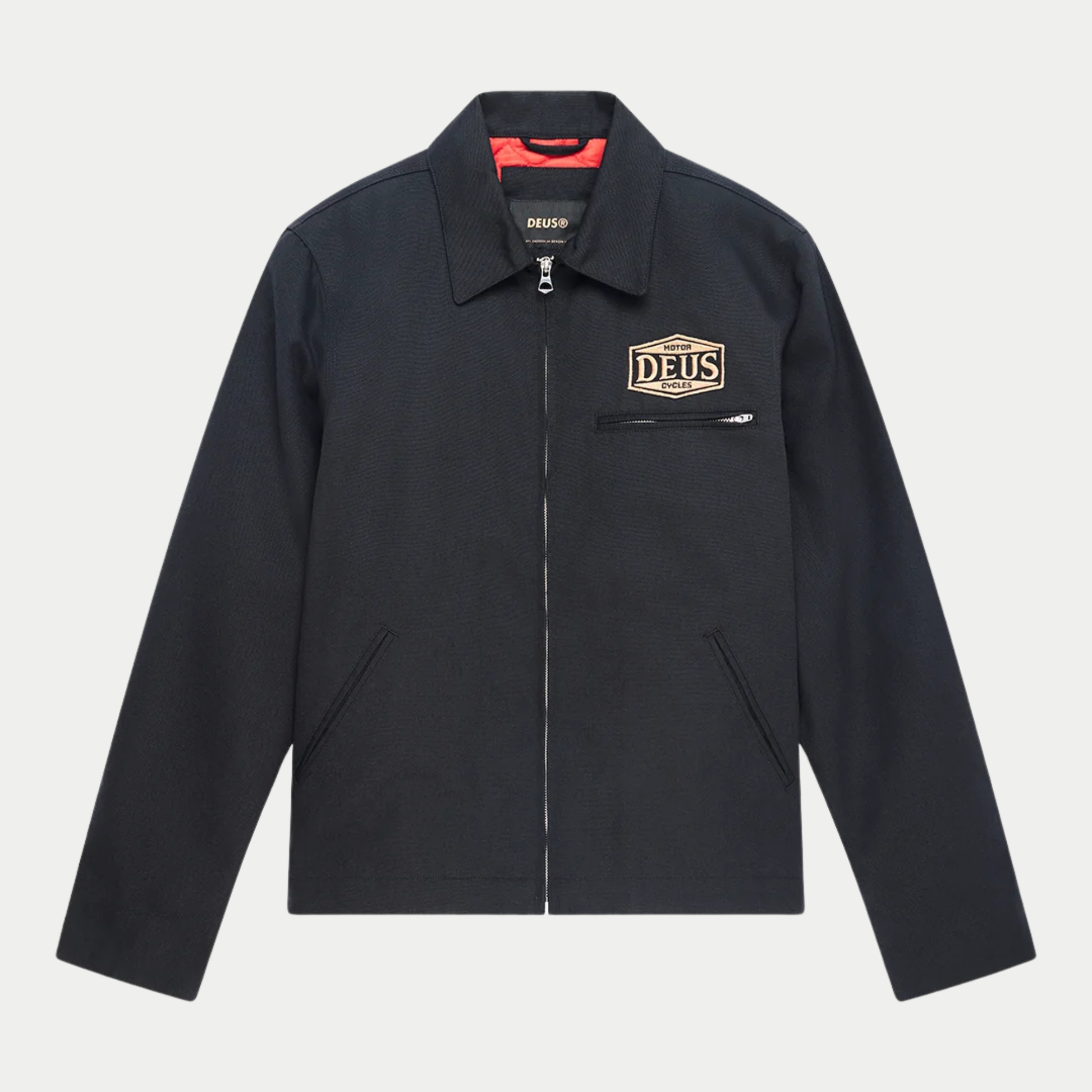 Veste Earls Work noire Deus Ex Machina, à plat de face : écusson Motor Cycles brodé, poche poitrine à zip, doublure rouge