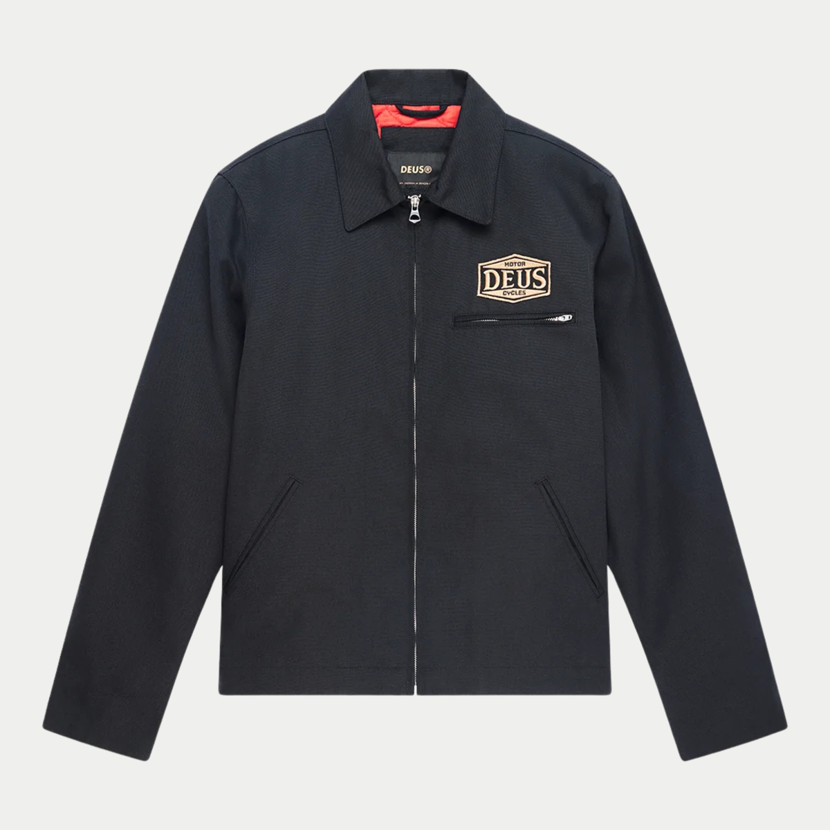 Veste Earls Work noire Deus Ex Machina, à plat de face : écusson Motor Cycles brodé, poche poitrine à zip, doublure rouge