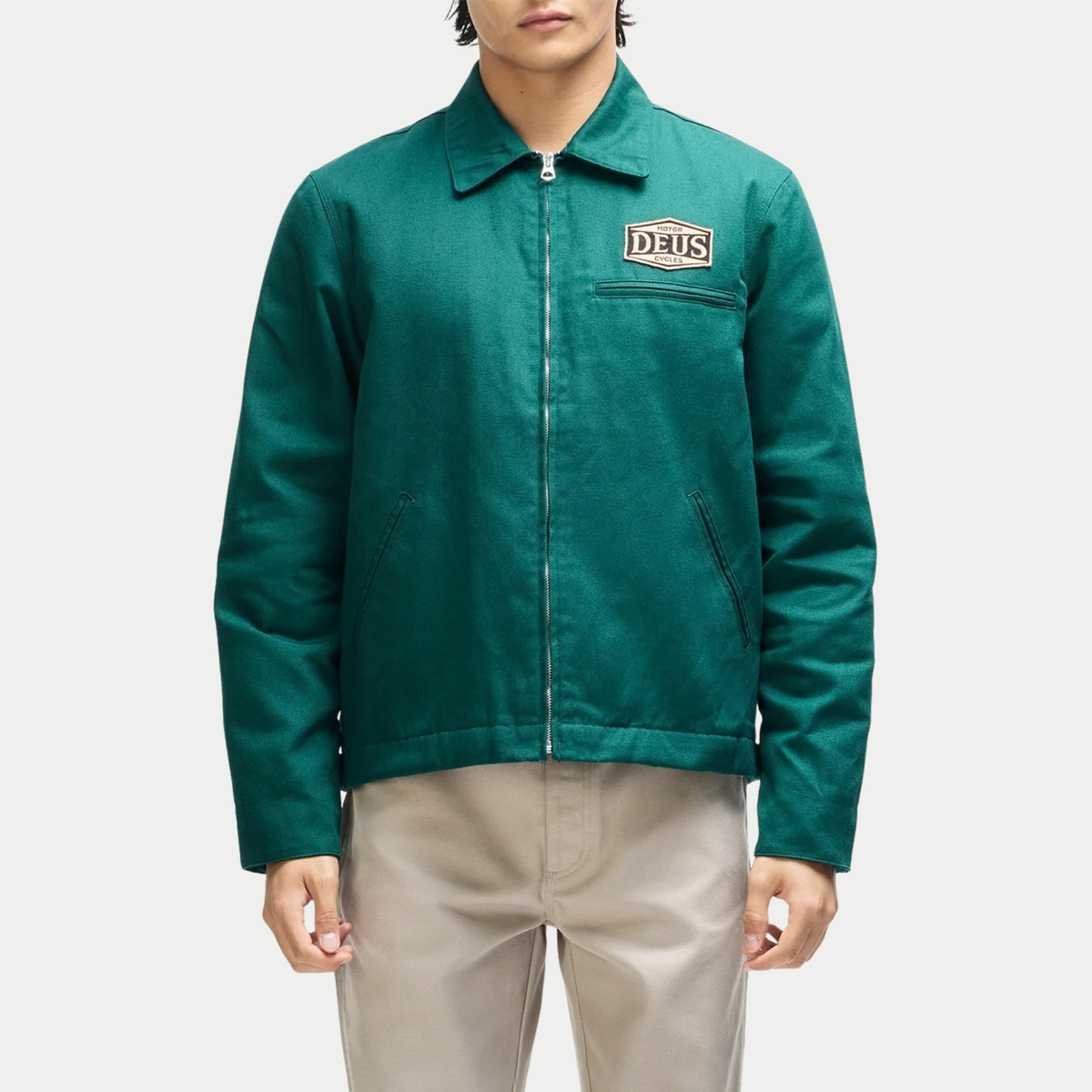 Veste Earls Work Racing Green Deus Ex Machina - vue portée de face, zip fermé, col chemise et poche poitrine