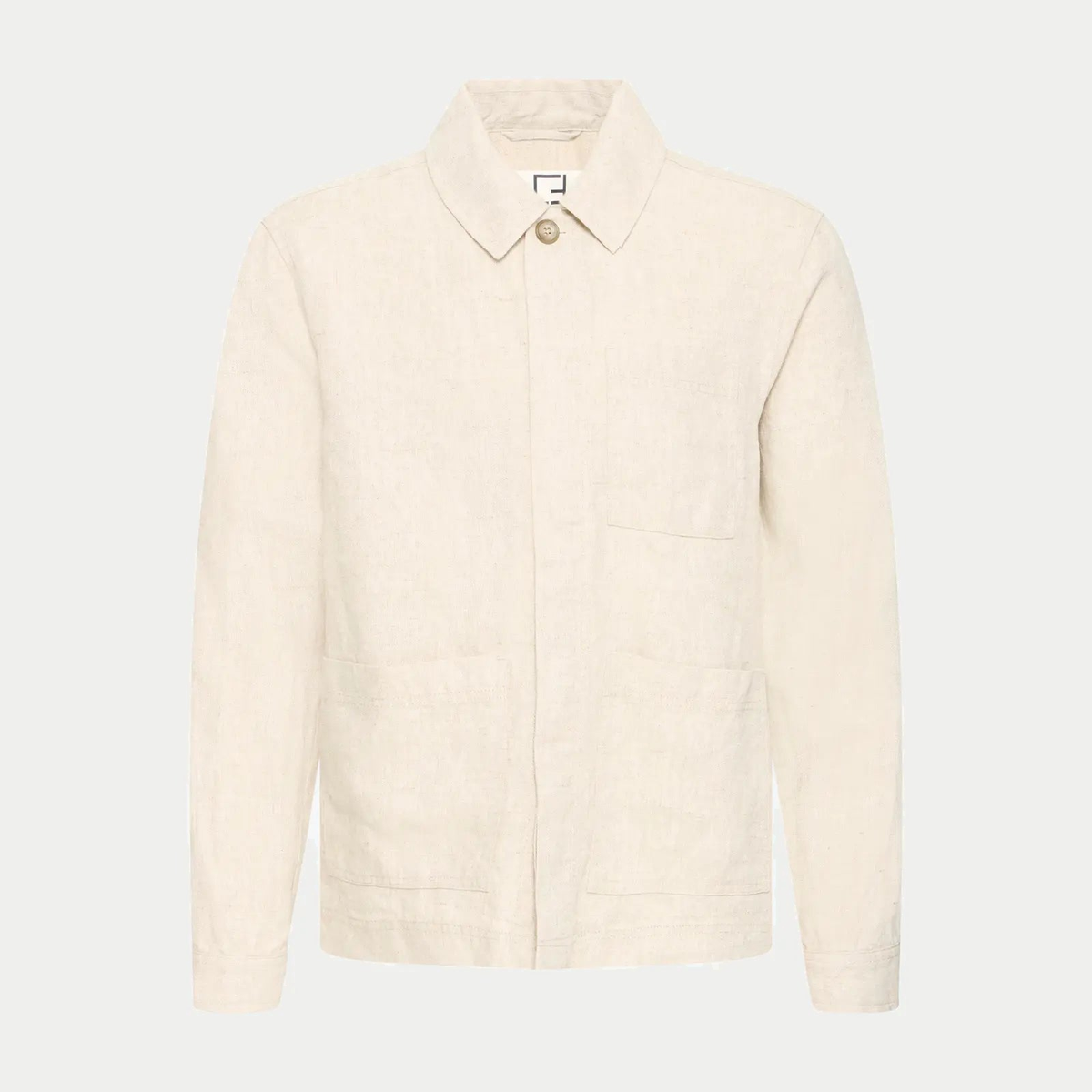 Veste en lin beige naturel vue de face : col chemise, boutonnage sous patte et trois poches plaquées