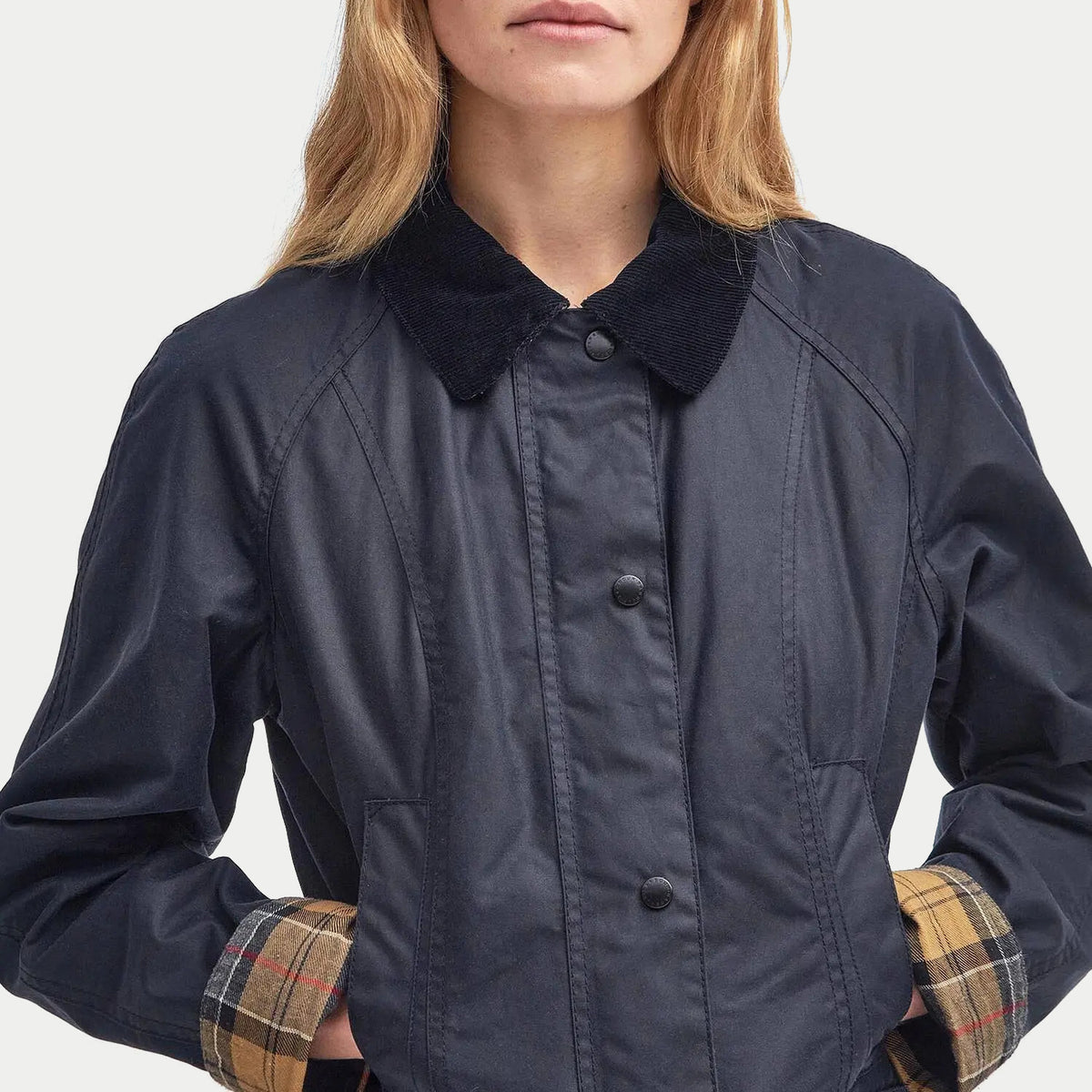 Veste Beadnell cirée bleu marine Barbour - poignets à doublure tartan
