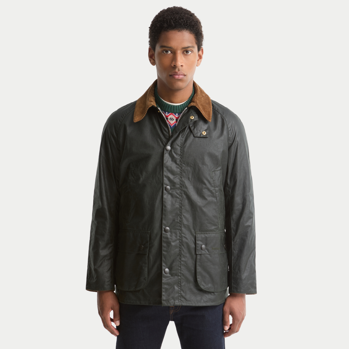 Veste Barbour Festive Ashby Sage portée fermée, vue de face, patte de boutonnage à pressions