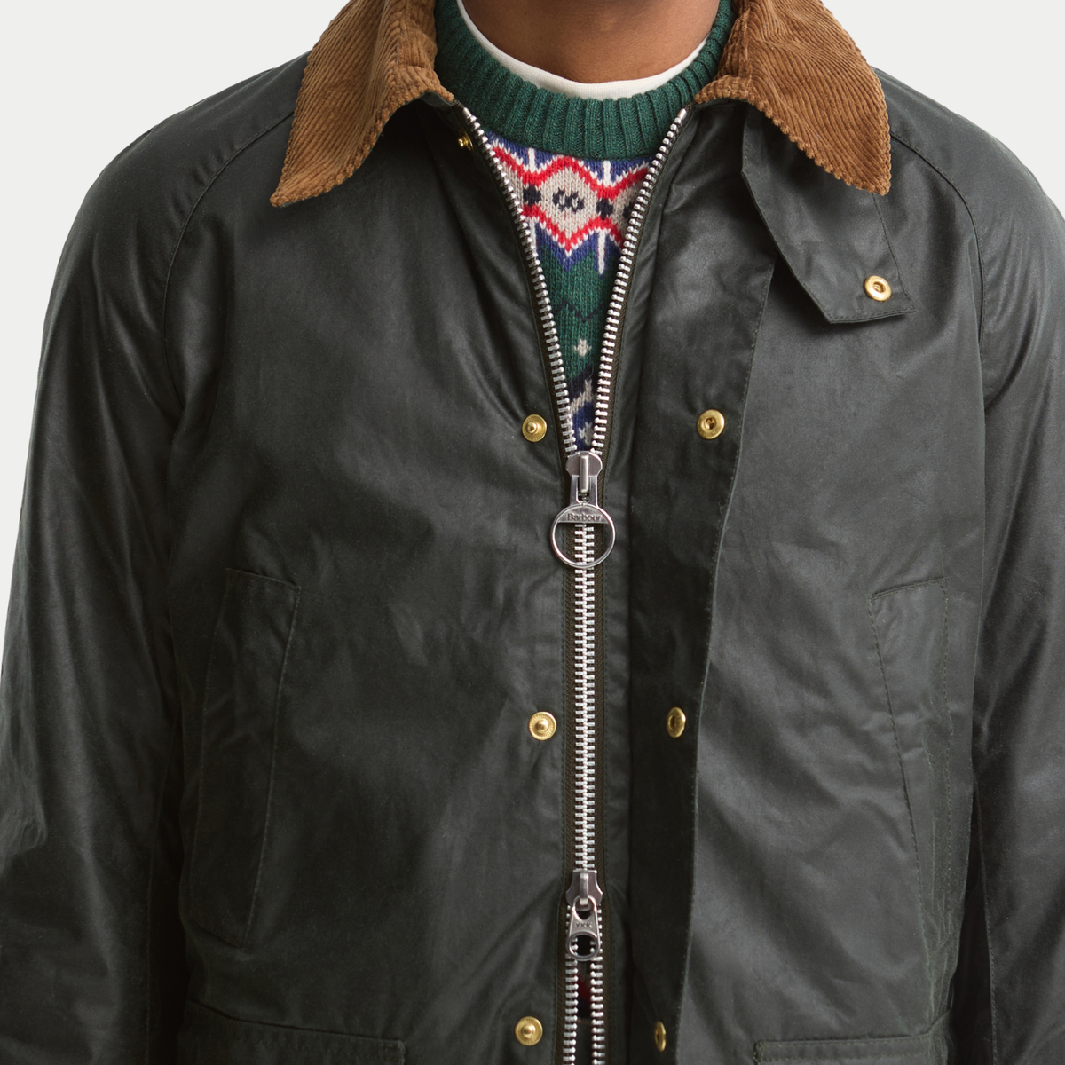 Veste Barbour Festive Ashby Sage portée ouverte : zip double curseur à tirette anneau Barbour et pressions dorées