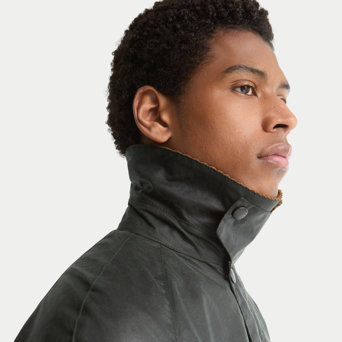 Veste Barbour Festive Ashby Sage portée col relevé, fermé par sa bride à pression, vue de profil