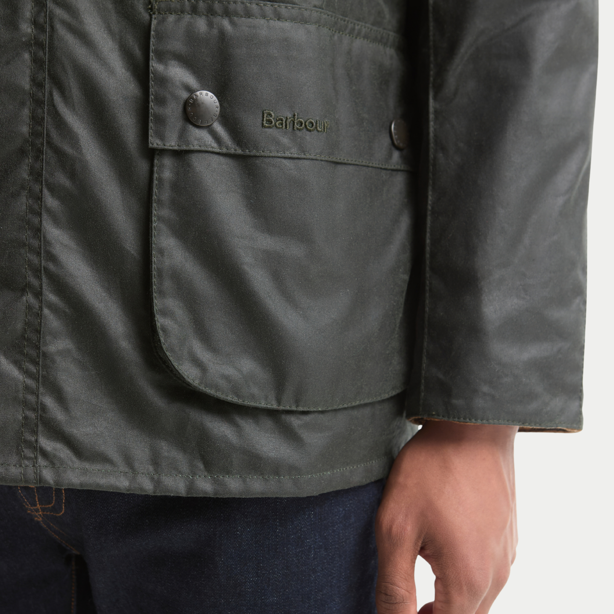 Poche à soufflet de la Veste Barbour Festive Ashby Sage : rabat à bouton-pression gravé et logo Barbour brodé
