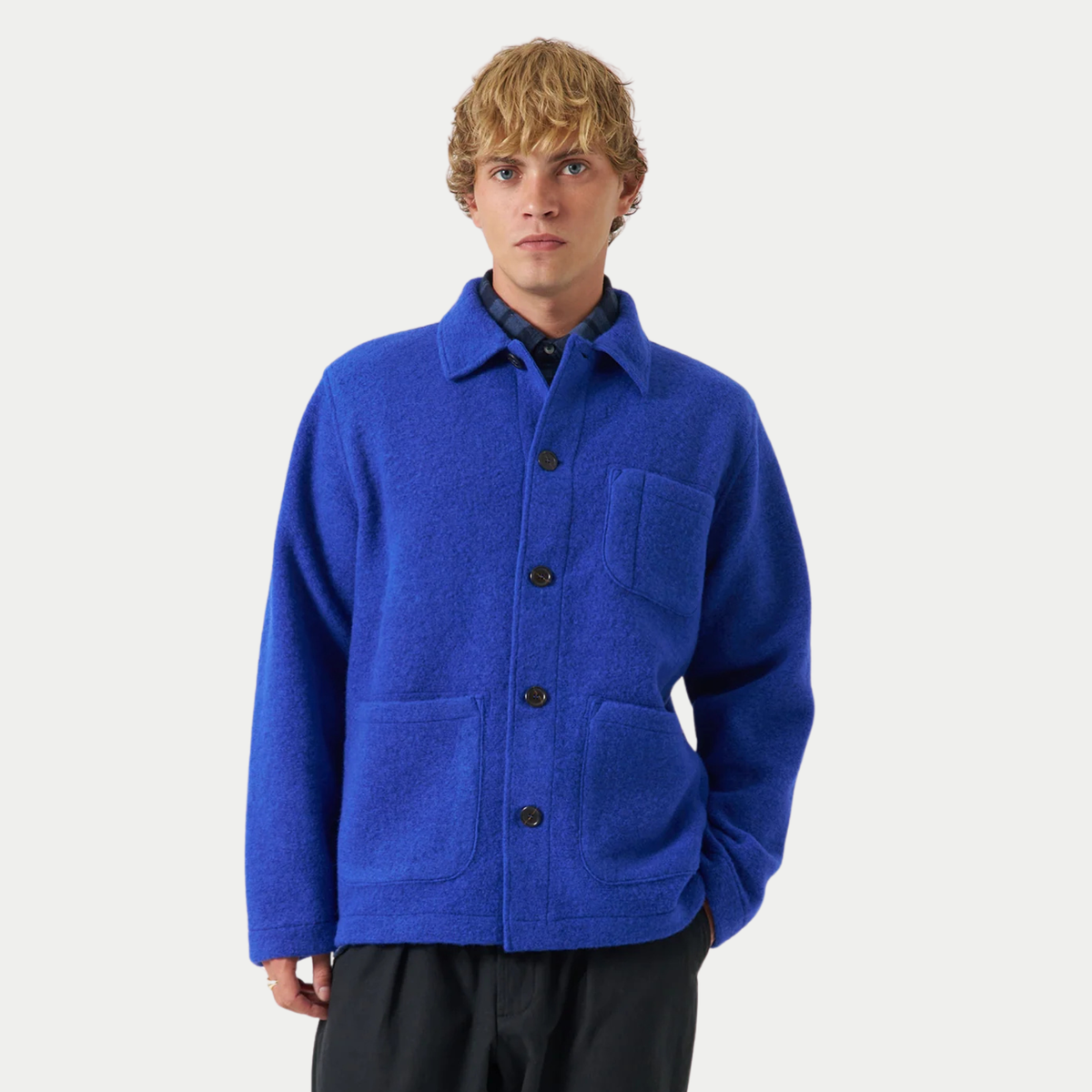 Veste Field bleu roi portée boutonnée, vue de face avec poche poitrine et poches basses plaquées