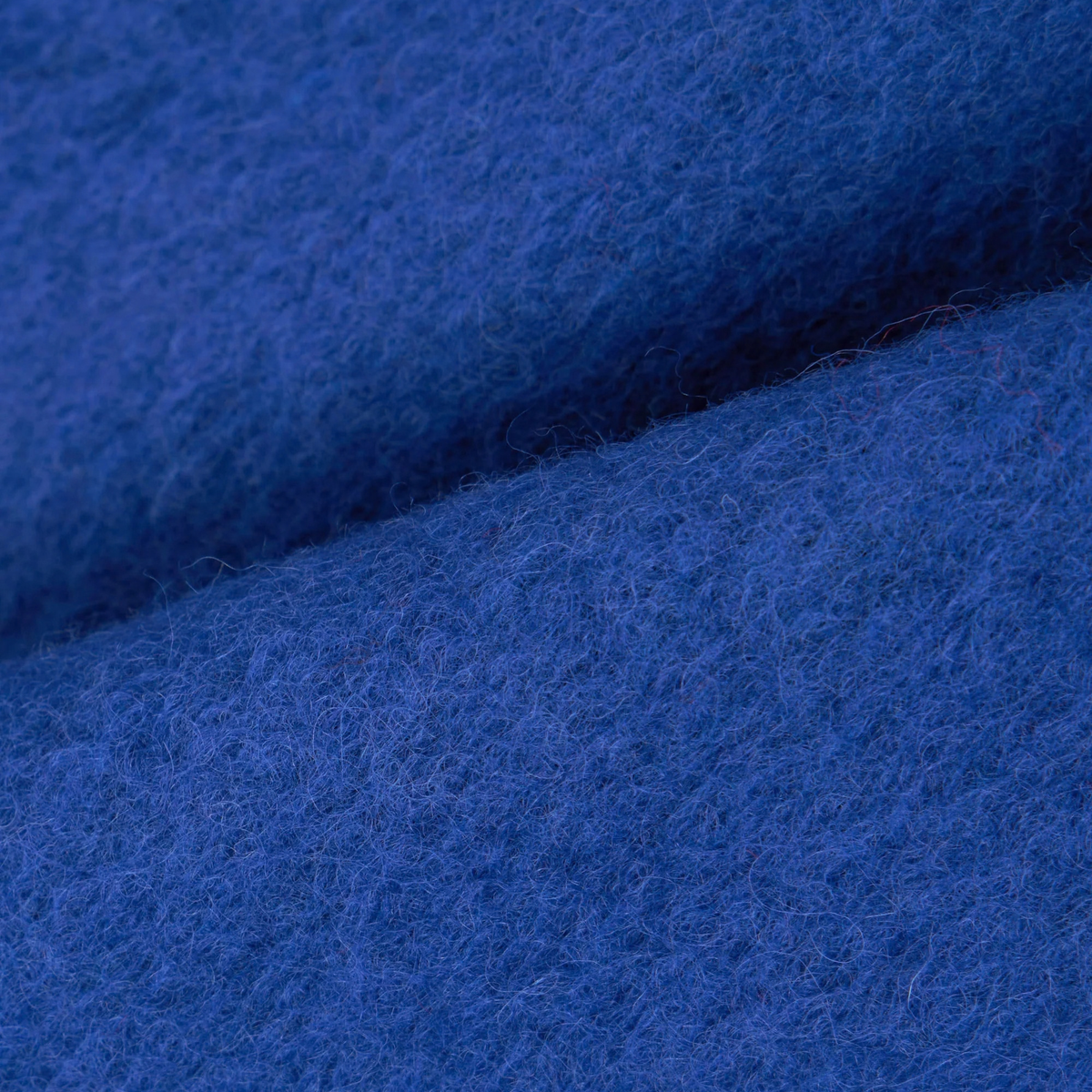 Gros plan du Wool Fleece bleu roi de la veste Field, fibres duveteuses et surface feutrée