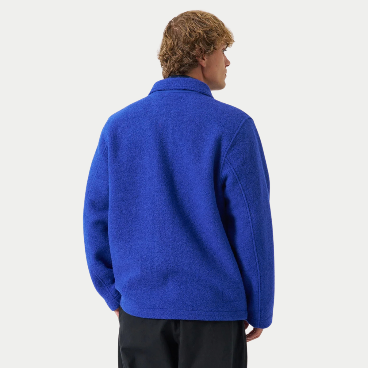 Dos de la veste Field bleu roi porté, Wool Fleece uni et coutures de manches surpiquées