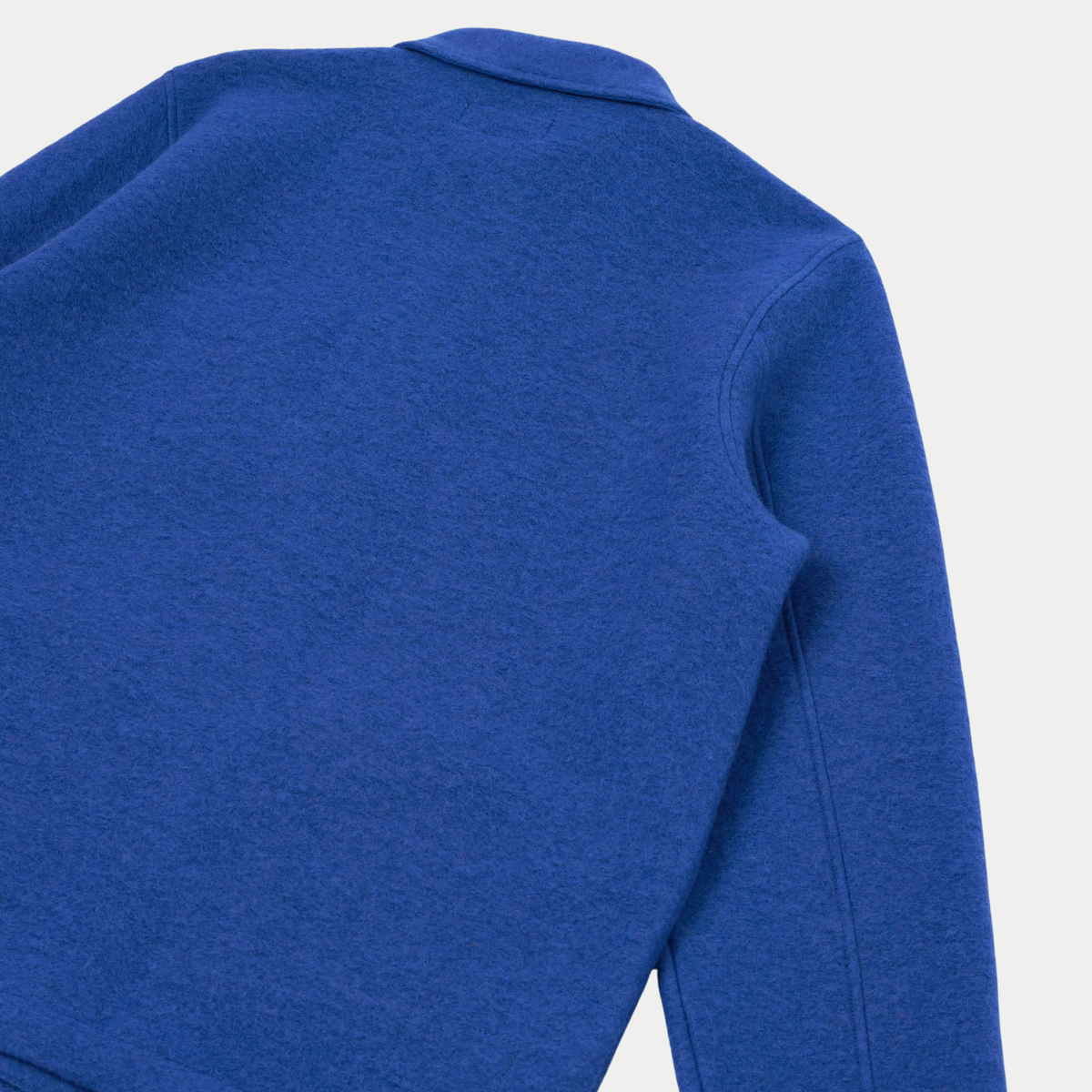 Dos à plat de la veste Field bleu roi, haut du col et couture d'épaule surpiquée