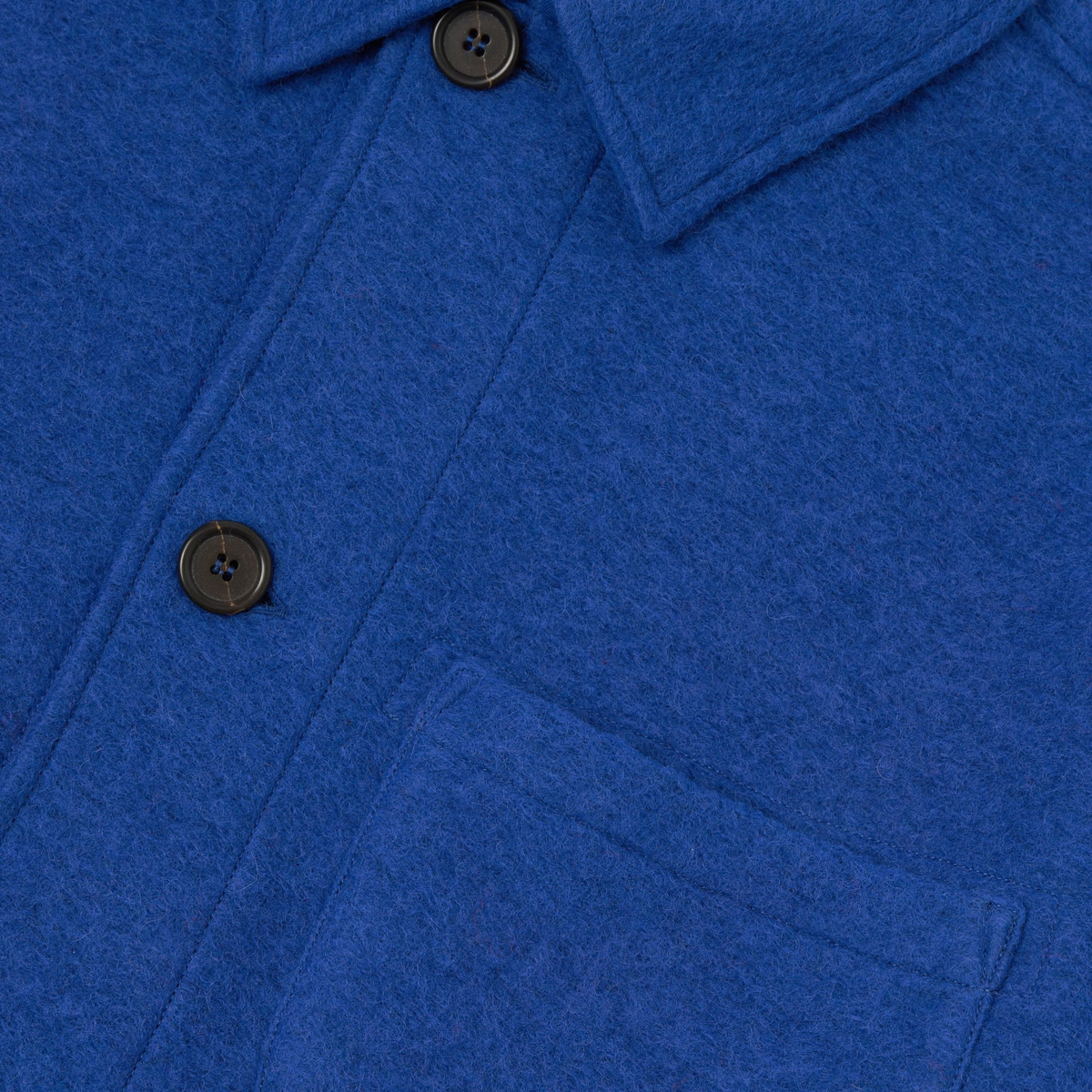 Col chemise, boutons foncés et poche poitrine de la veste Field bleu roi en gros plan