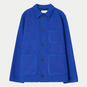 Veste Field Wool Fleece bleu roi Universal Works à plat, col chemise, cinq boutons foncés et trois poches plaquées