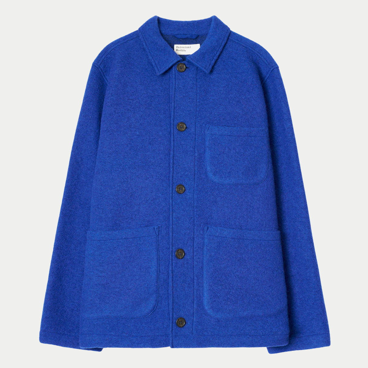 Veste Field Wool Fleece bleu roi Universal Works à plat, col chemise, cinq boutons foncés et trois poches plaquées