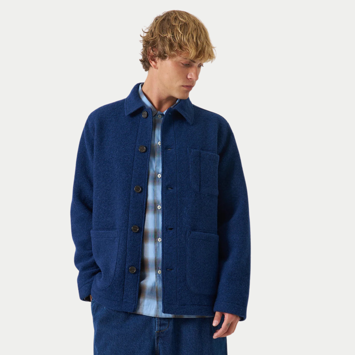 Veste Field indigo portée ouverte, vue de face avec poche poitrine et grandes poches basses plaquées