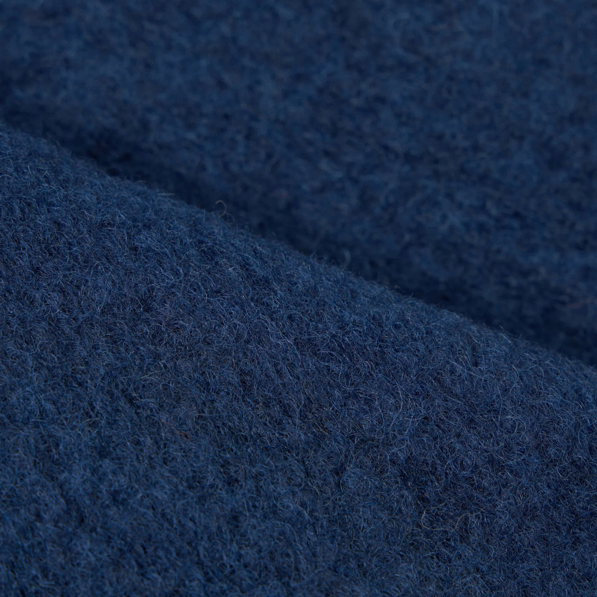 Gros plan du Wool Fleece indigo de la veste Field, chiné à la surface feutrée