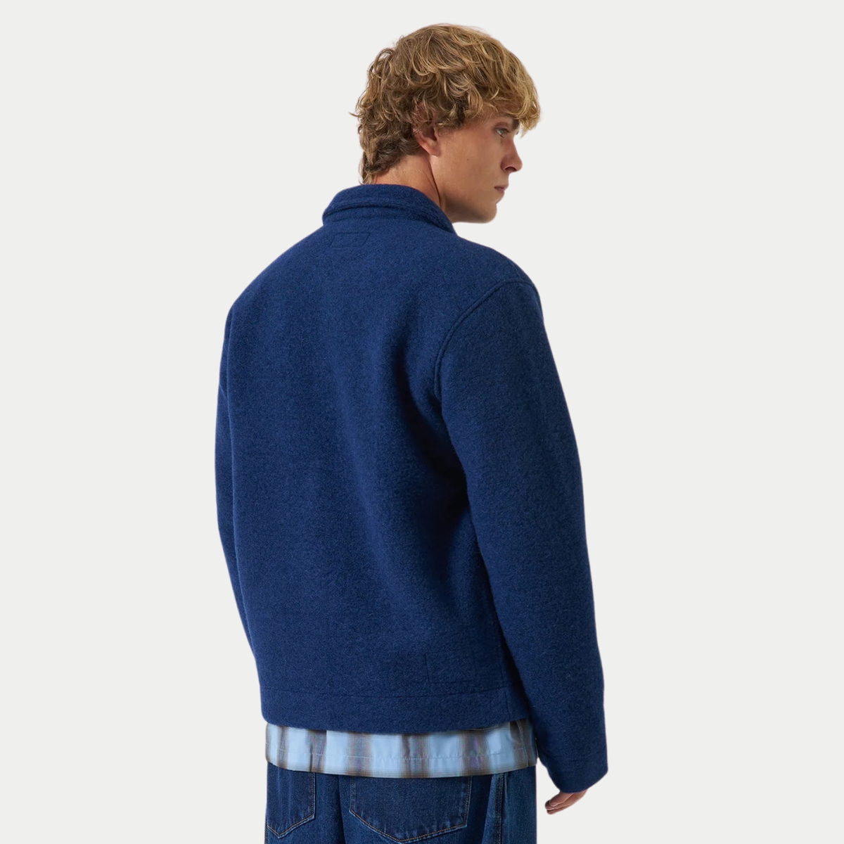 Dos de la veste Field indigo porté, Wool Fleece uni sans découpe et ourlet droit