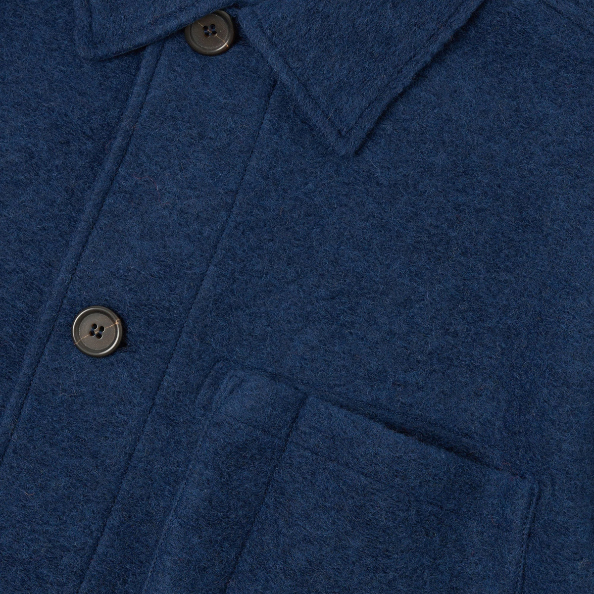 Détail du col, des boutons quatre trous et de la poche poitrine plaquée de la veste Field indigo
