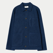 Veste Field Wool Fleece indigo Universal Works à plat, col chemise, cinq boutons et trois poches plaquées