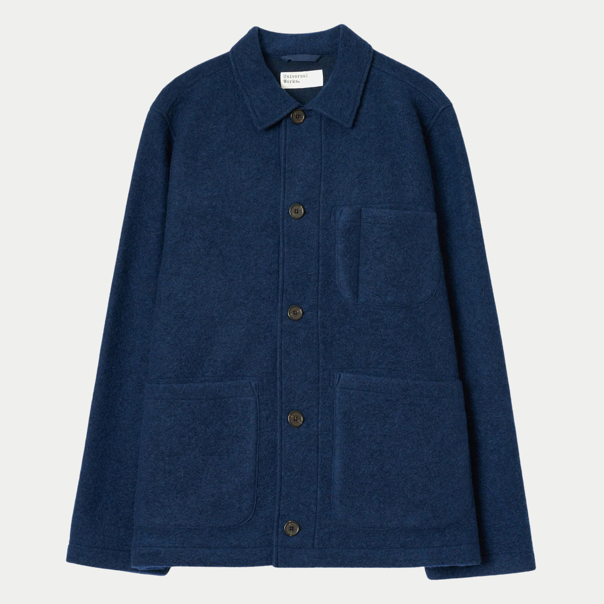 Veste Field Wool Fleece indigo Universal Works à plat, col chemise, cinq boutons et trois poches plaquées