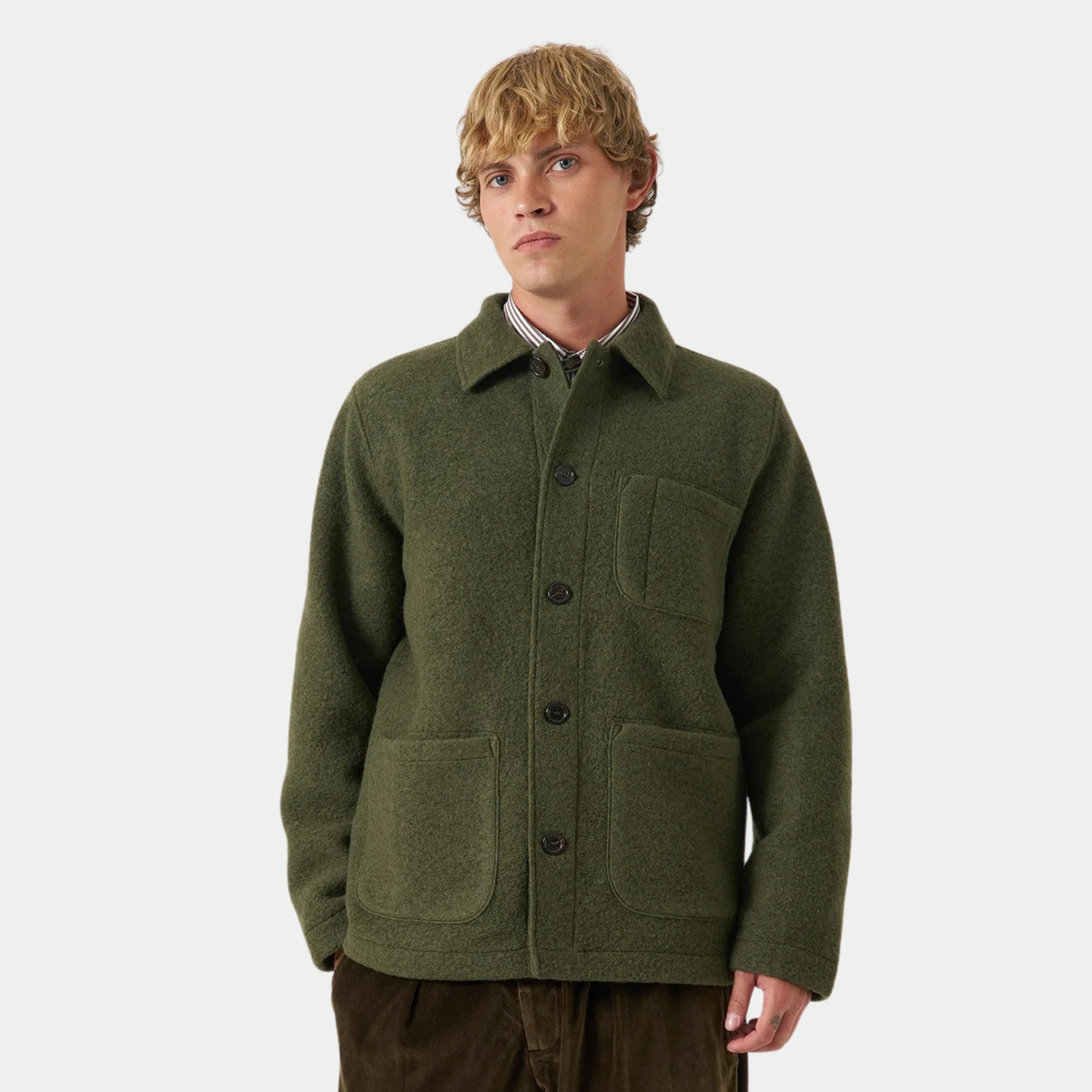 Veste Field olive portée boutonnée, vue de face, poche poitrine et grandes poches basses plaquées