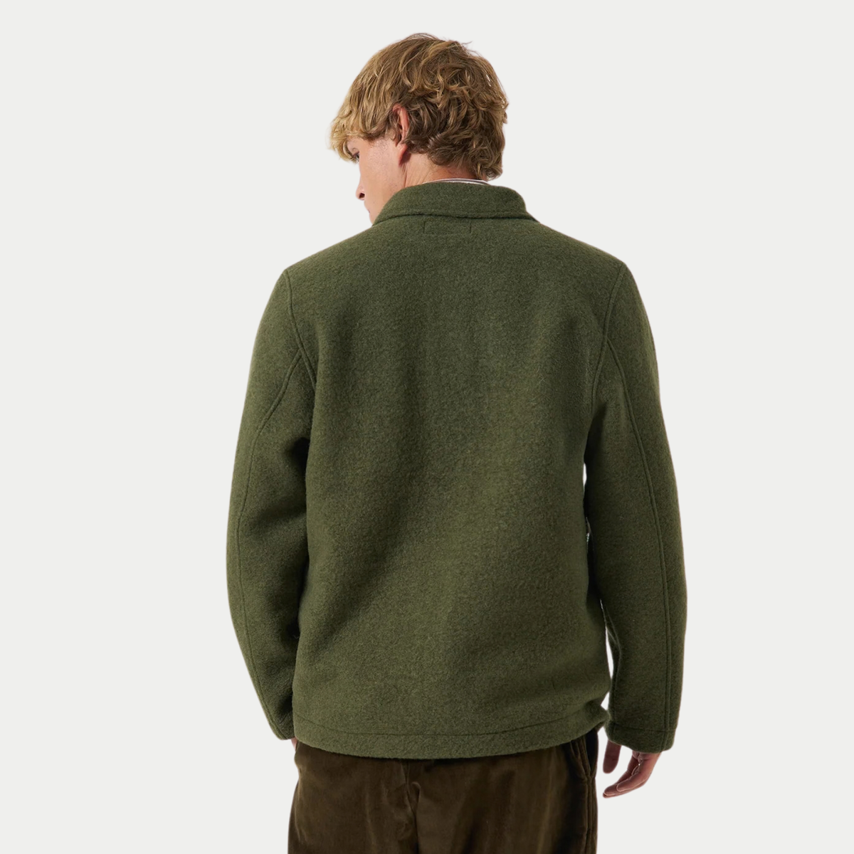 Dos de la veste Field olive porté, Wool Fleece chiné uni et manches à couture surpiquée