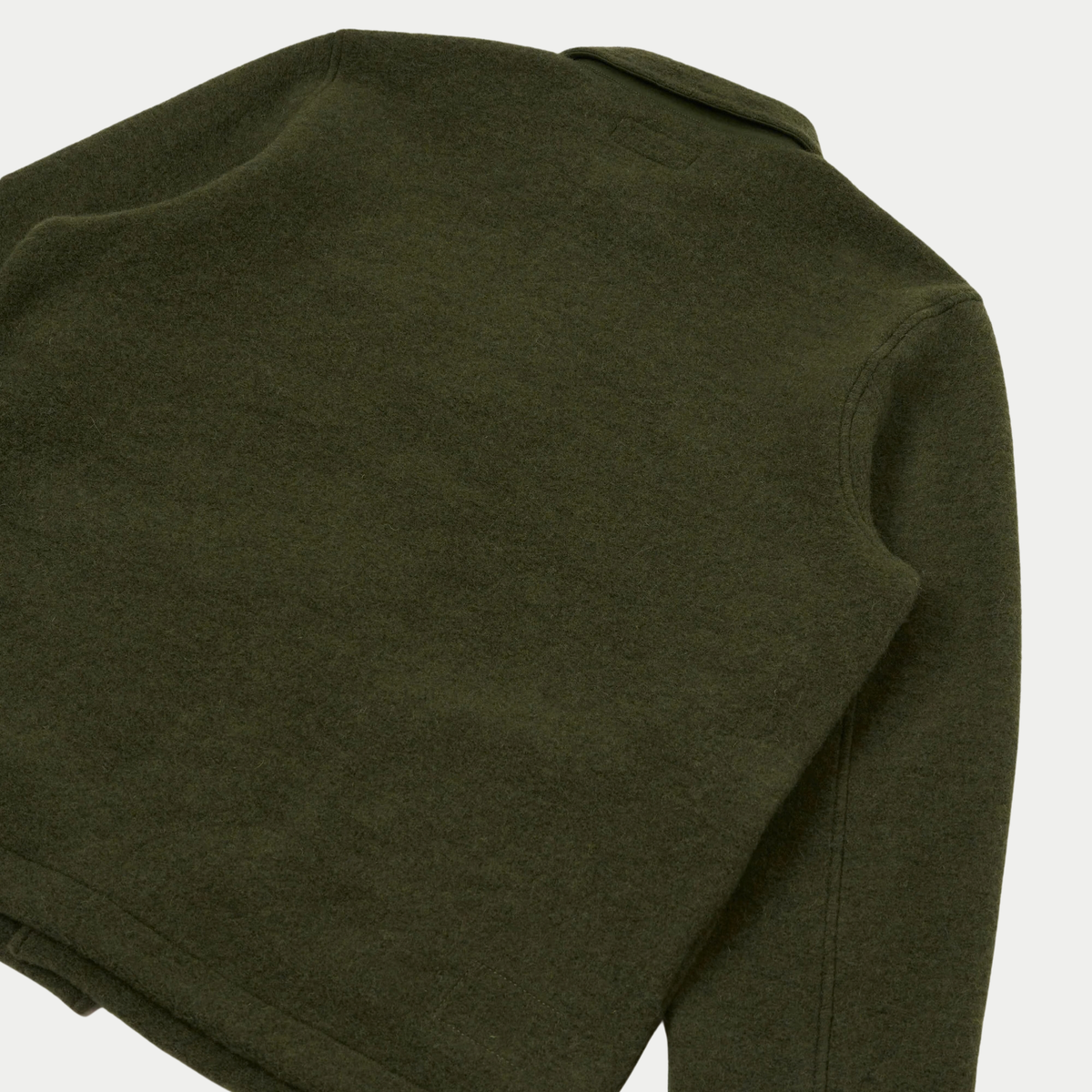 Dos à plat de la veste Field olive, haut du col et couture d'épaule
