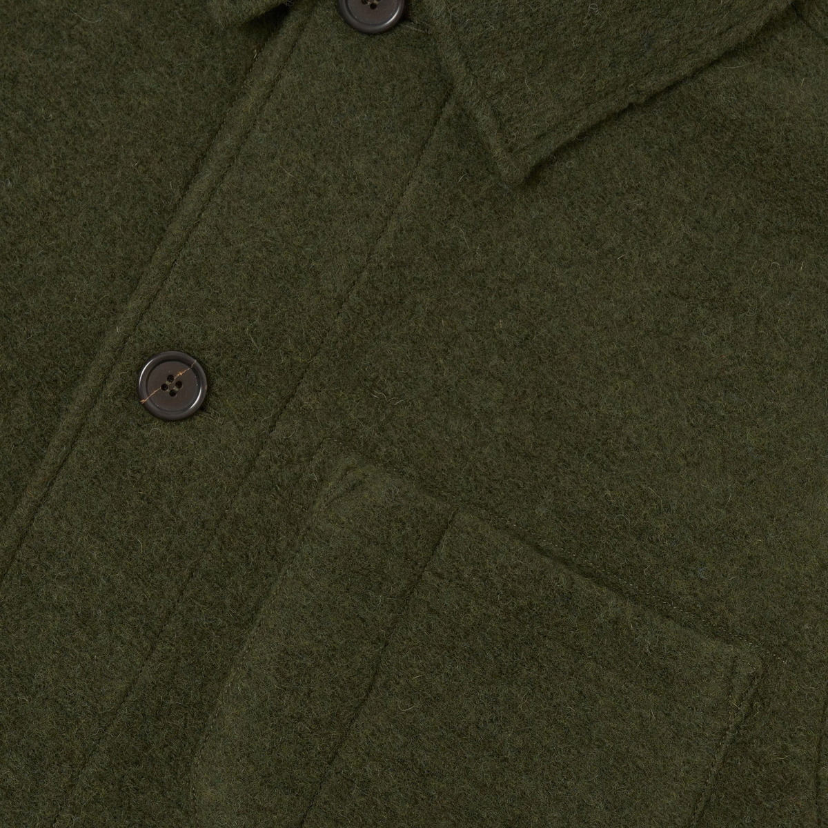 Détail du col, d'un bouton quatre trous et de la poche poitrine plaquée de la veste Field olive