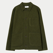 Veste Field Wool Fleece olive Universal Works à plat, col chemise, cinq boutons et trois poches plaquées