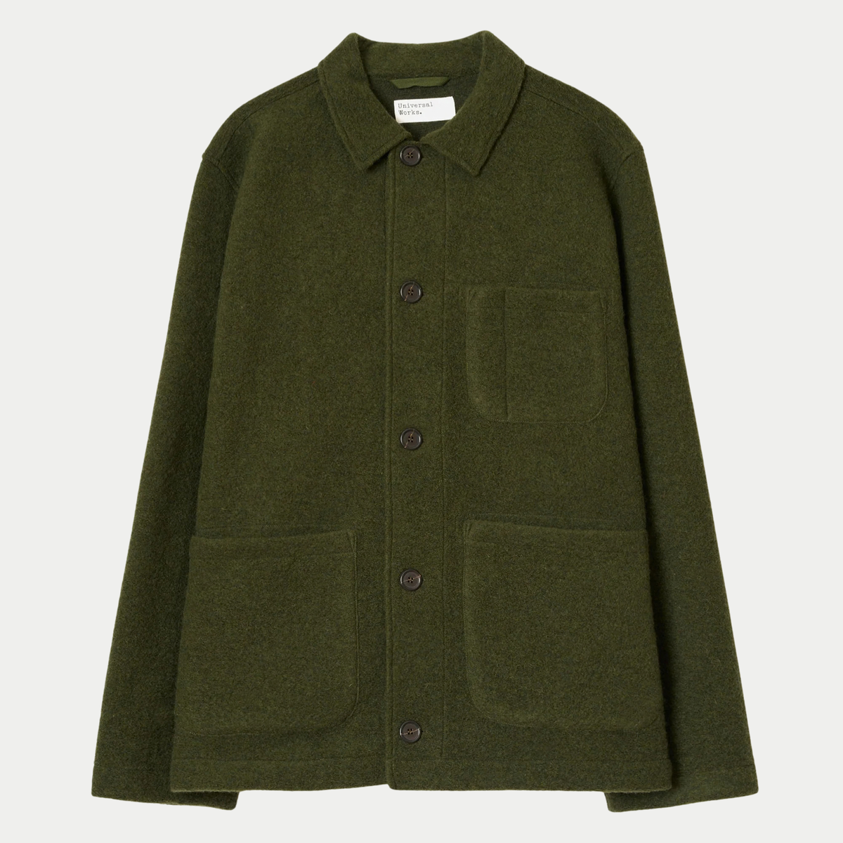 Veste Field Wool Fleece olive Universal Works à plat, col chemise, cinq boutons et trois poches plaquées