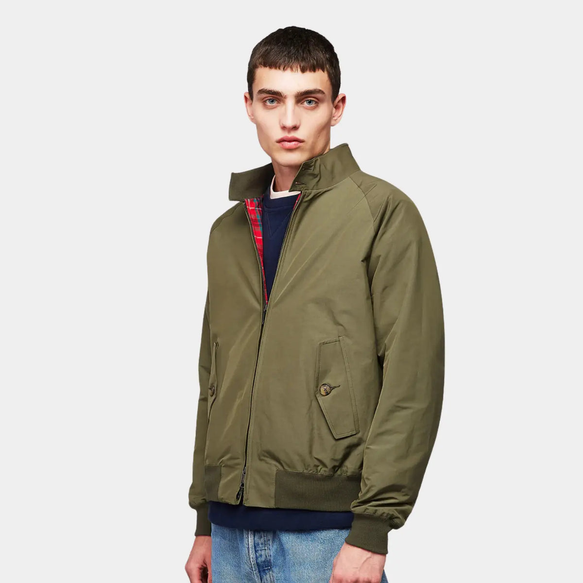 G9 Army portée col relevé, zip entrouvert sur un sweat bleu marine et un jean clair
