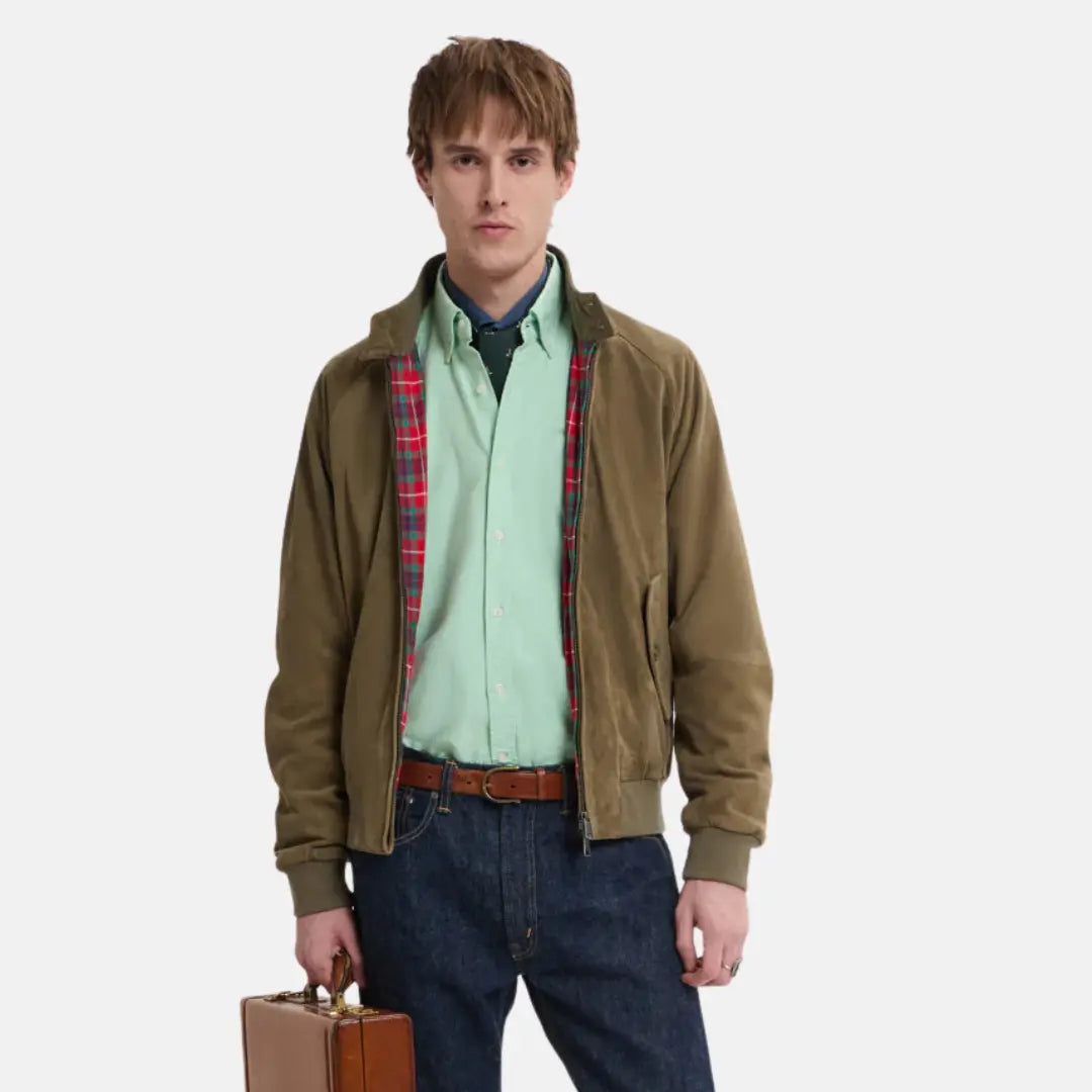 G9 en daim Lichen Green portée ouverte sur une chemise vert d'eau, doublure tartan rouge apparente et jean brut
