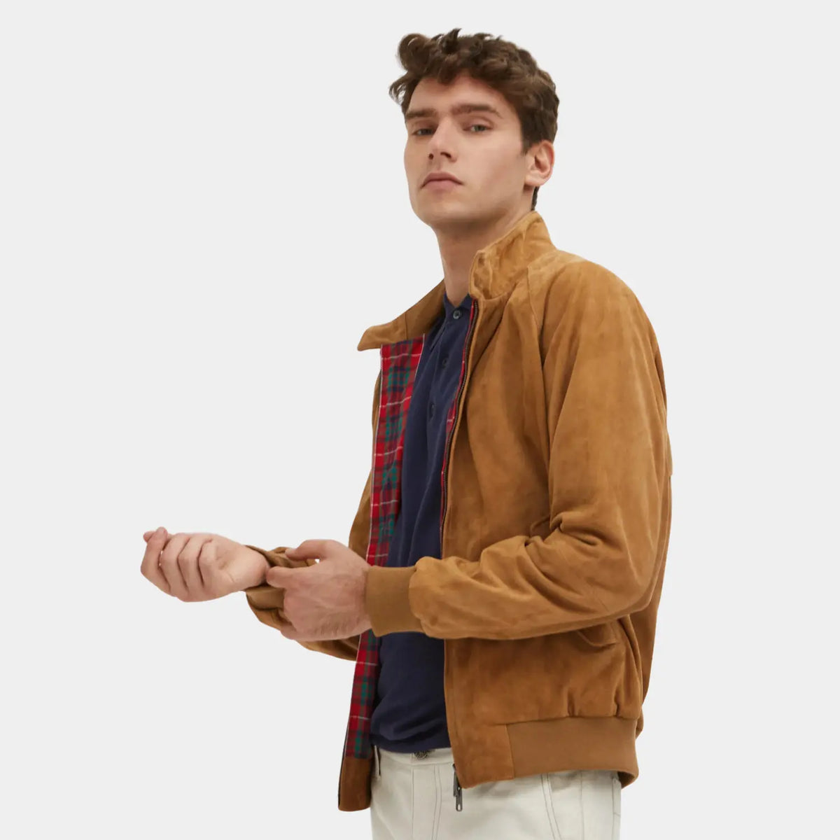 G9 en daim Tobacco portée de trois quarts, zip ouvert laissant voir la doublure tartan rouge