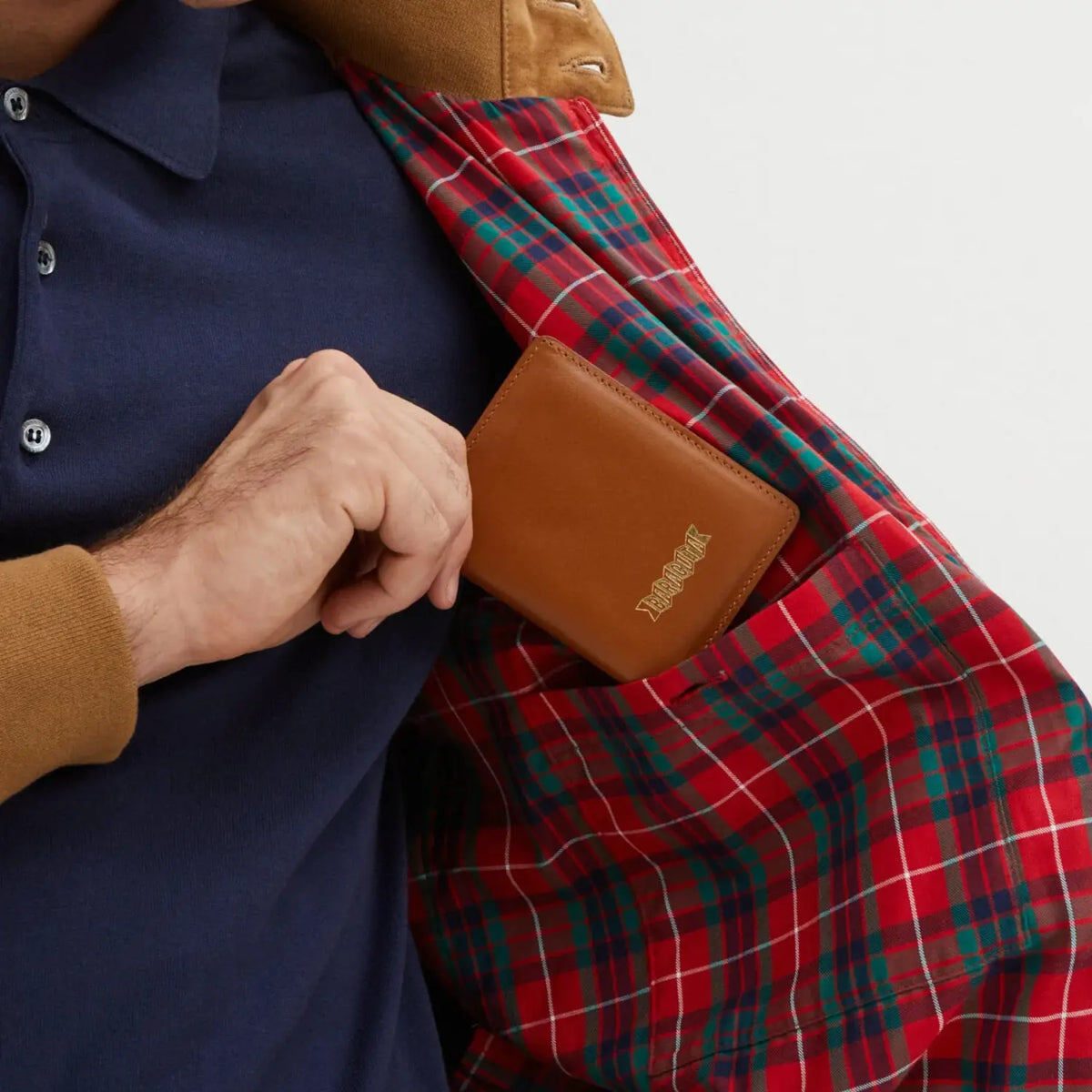 Poche intérieure de la G9 sur doublure tartan rouge et verte, avec un portefeuille en cuir fauve