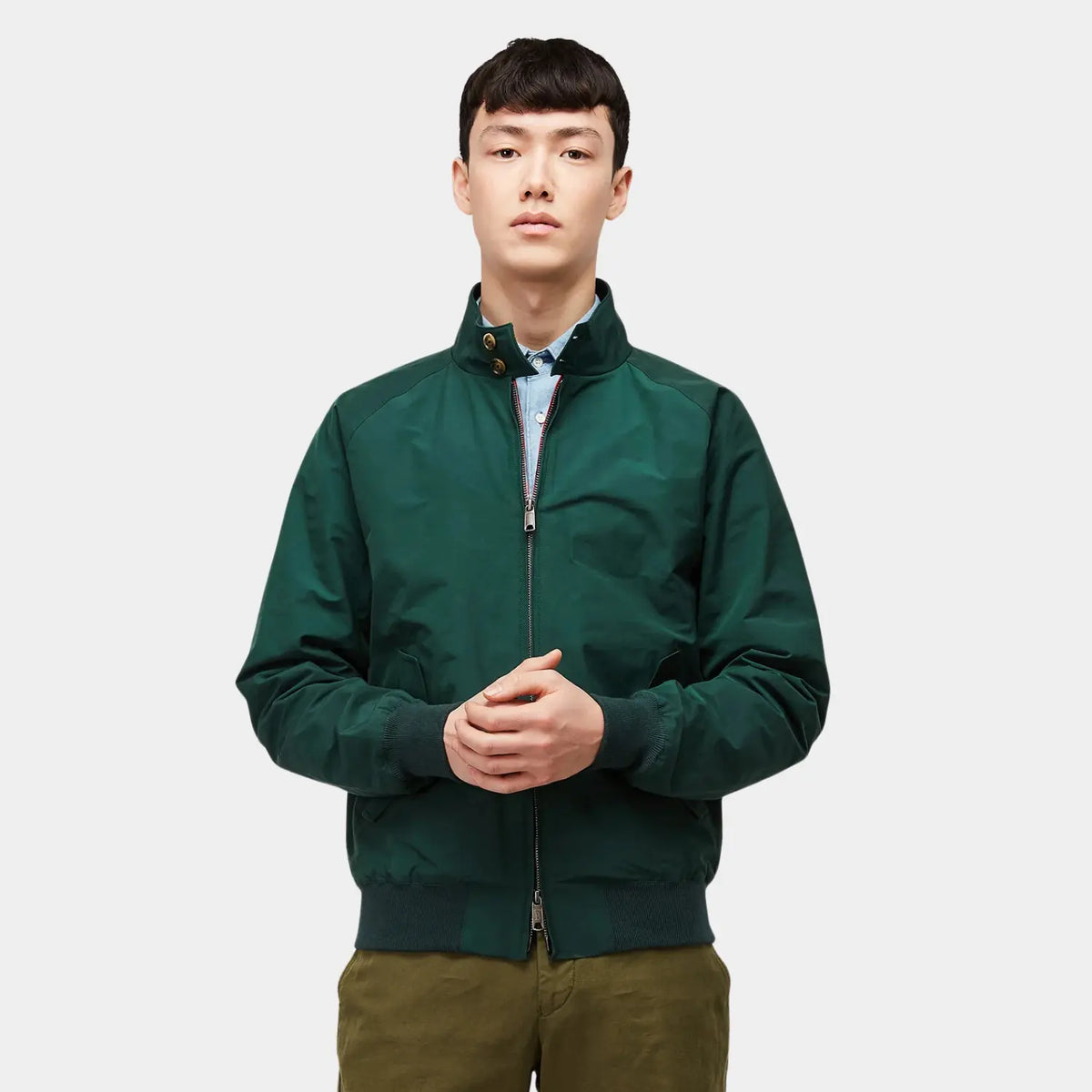 G9 Racing Green portée fermée de face, col monté boutonné sur une chemise en chambray bleu clair