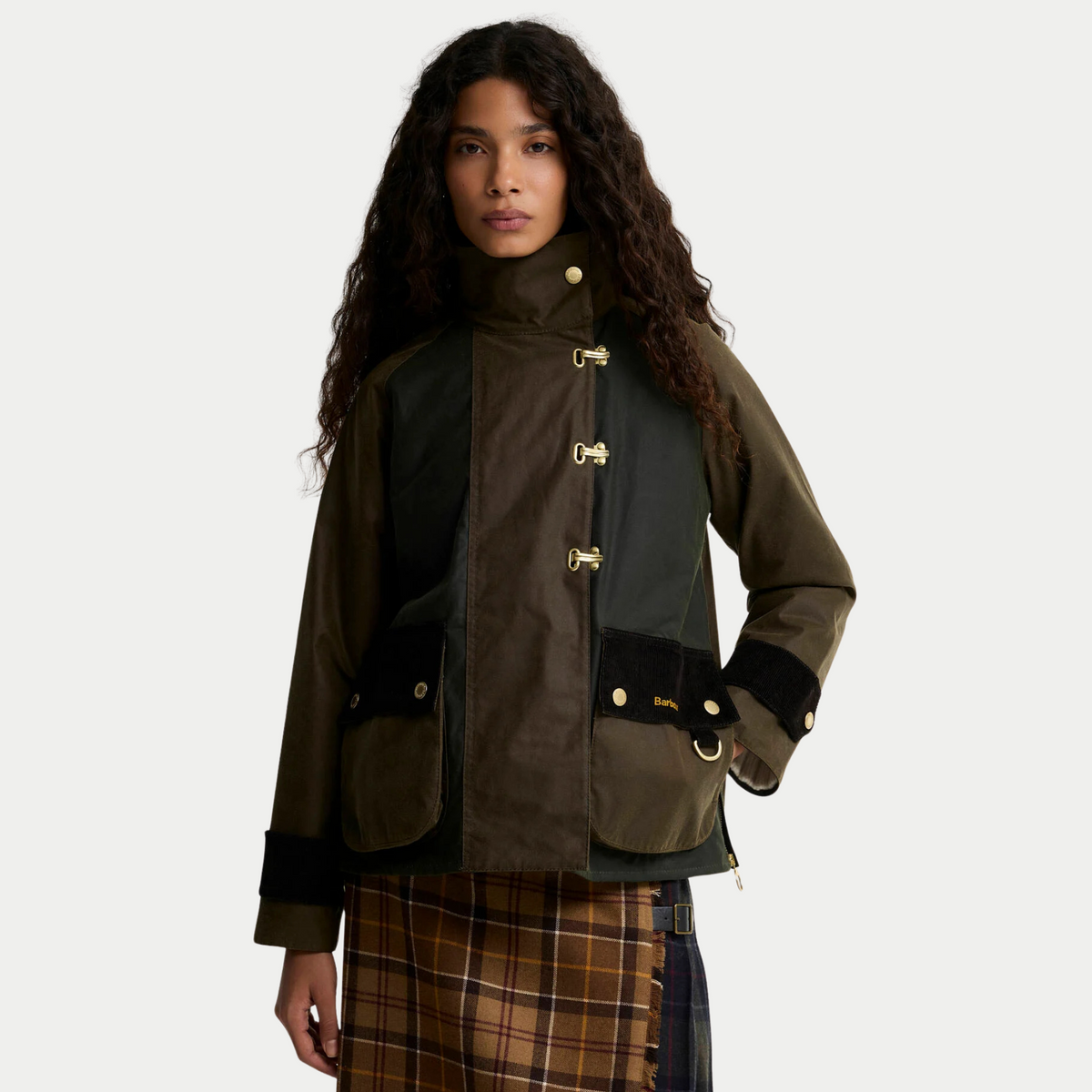 Veste Hazelwood portée de face, col montant fermé, trois crochets laiton et pattes de poignet en velours côtelé