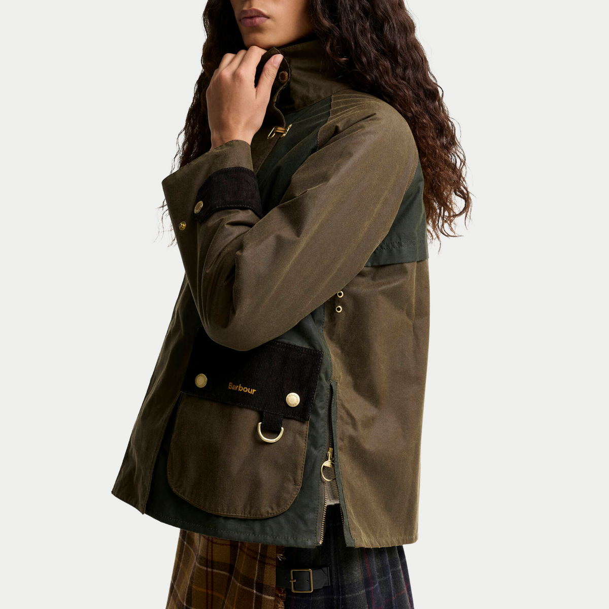 Veste Hazelwood Barbour de profil : poche à rabat en velours brodé, anneau en D et fente latérale zippée