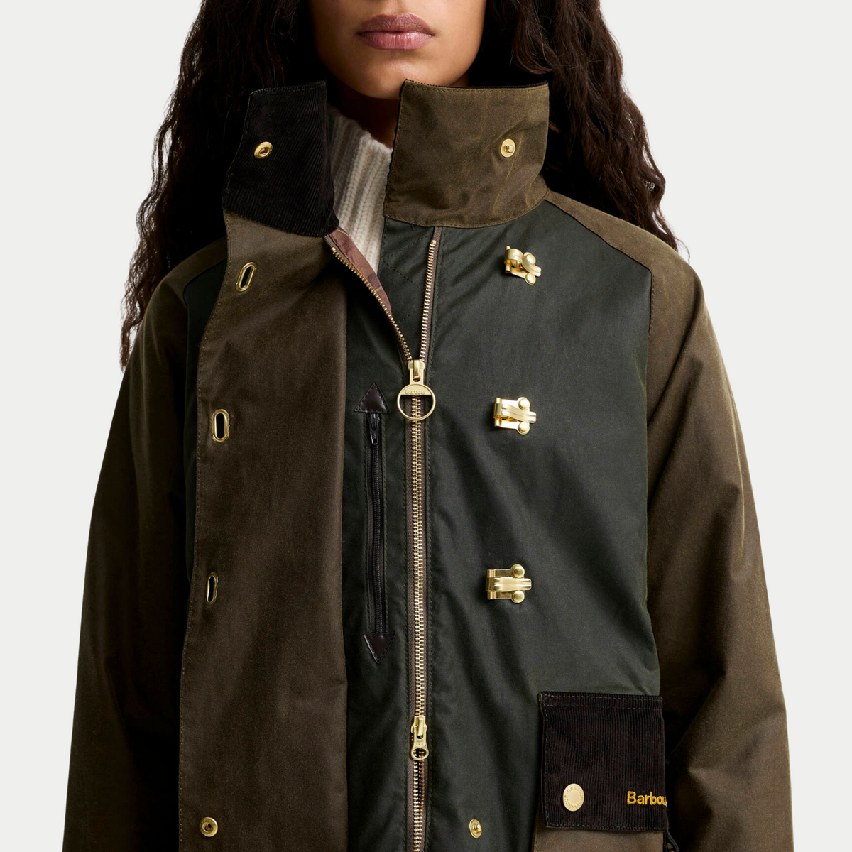 Veste Hazelwood ouverte : zip laiton à tirette anneau, poche poitrine zippée et œillets de la patte de boutonnage