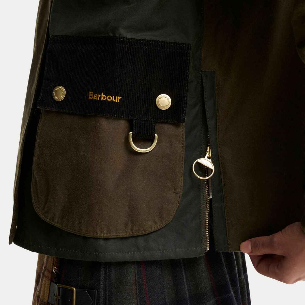 Détail de la poche de la veste Hazelwood : rabat en velours côtelé brodé Barbour, anneau en D laiton et zip latéral