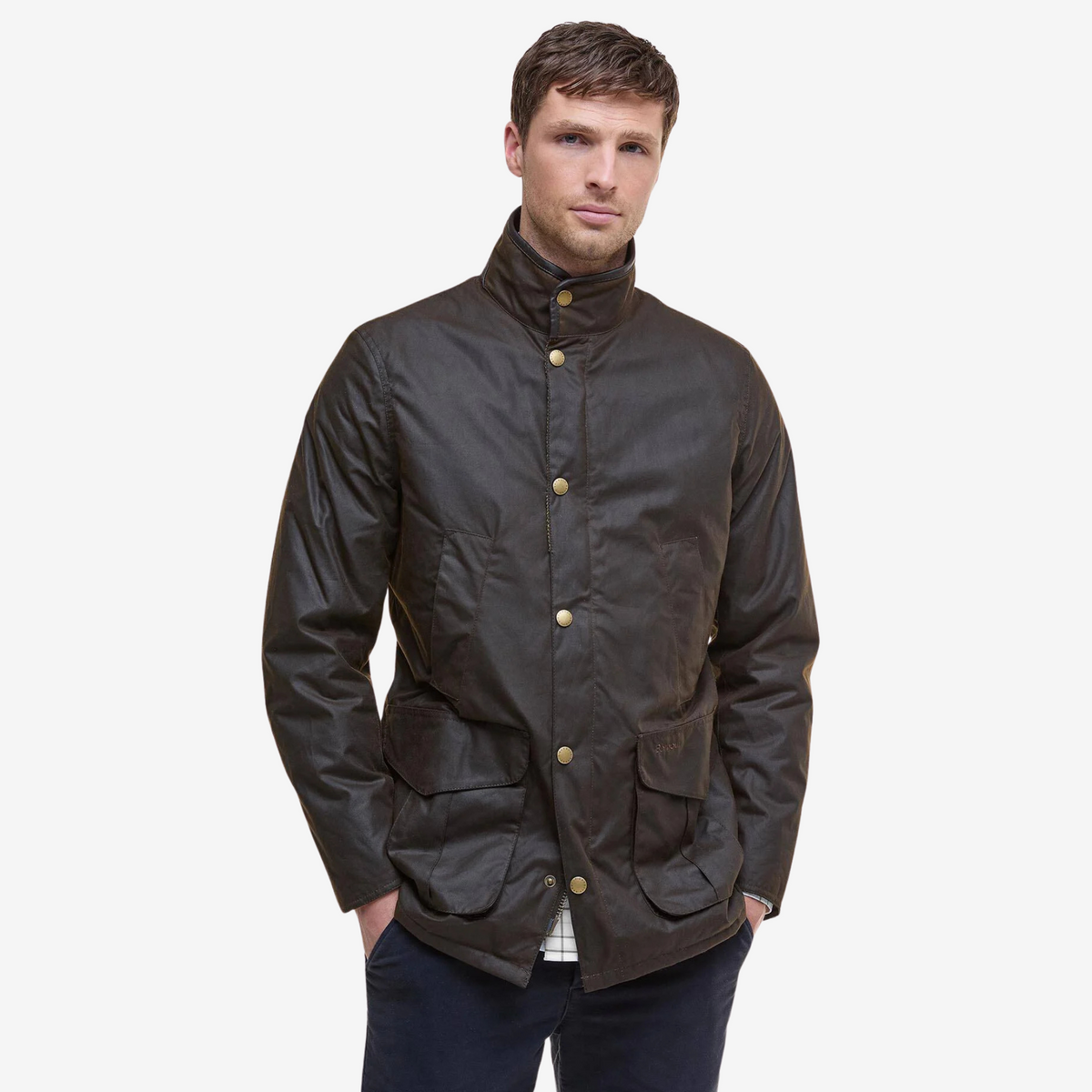 Veste cirée Hereford Olive Barbour portée de face, col montant fermé et patte boutonnée par pressions dorées
