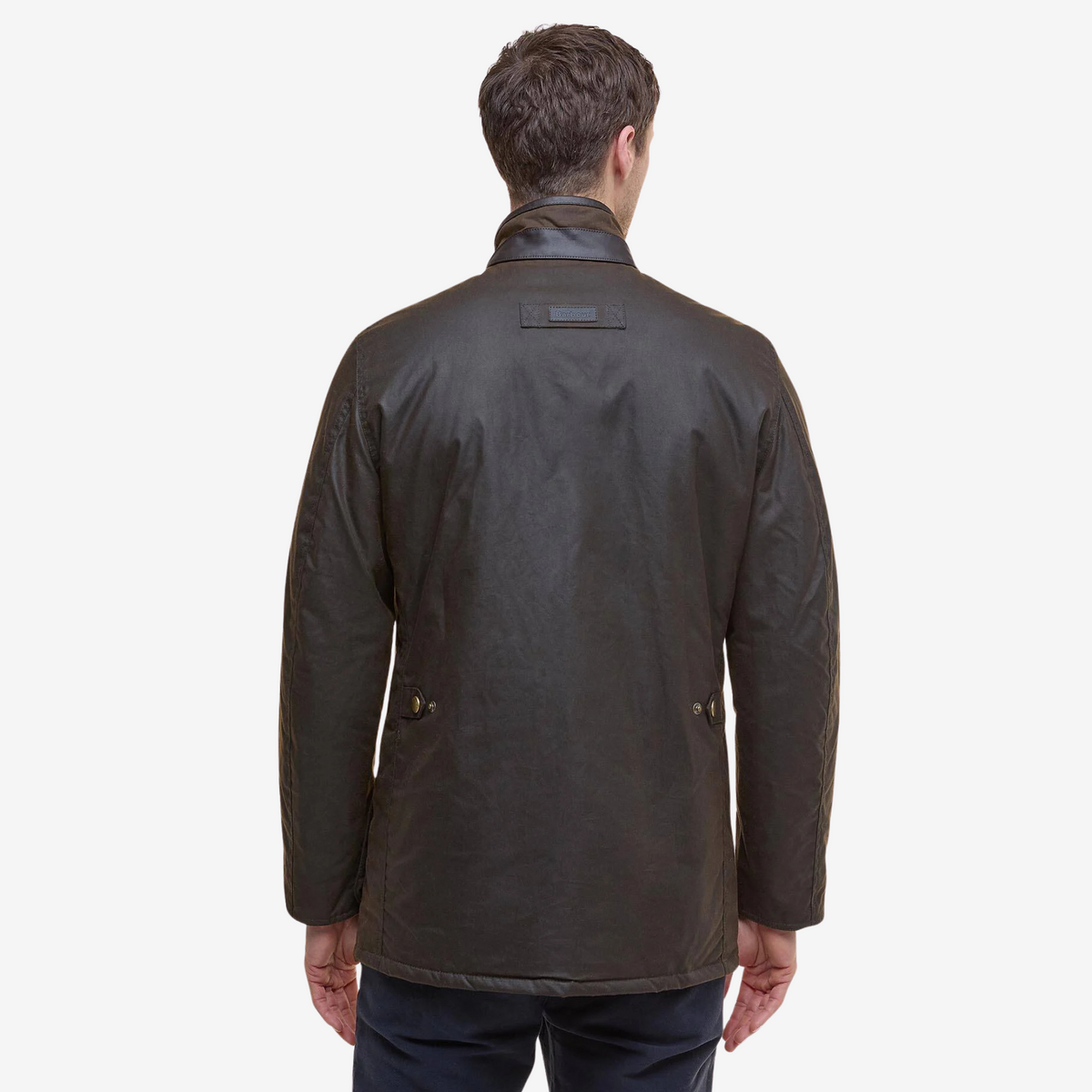 Dos de la veste cirée Hereford Olive Barbour portée : badge Barbour sous le col, pattes de serrage à pression à la taille