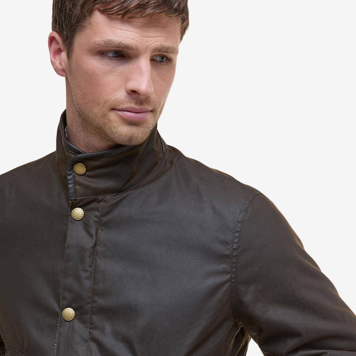 Col montant fermé de la veste cirée Hereford Olive Barbour, bordure en cuir et bride à pression dorée