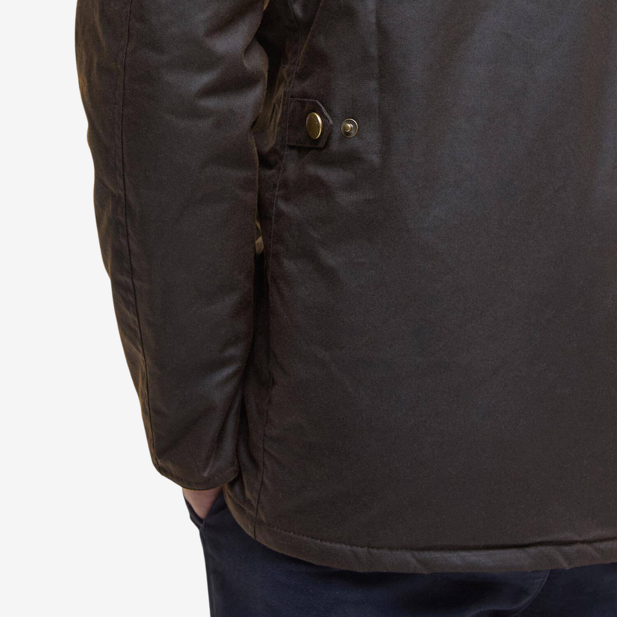 Patte de serrage à pression sur le côté de la veste cirée Hereford Olive Barbour, vue de profil