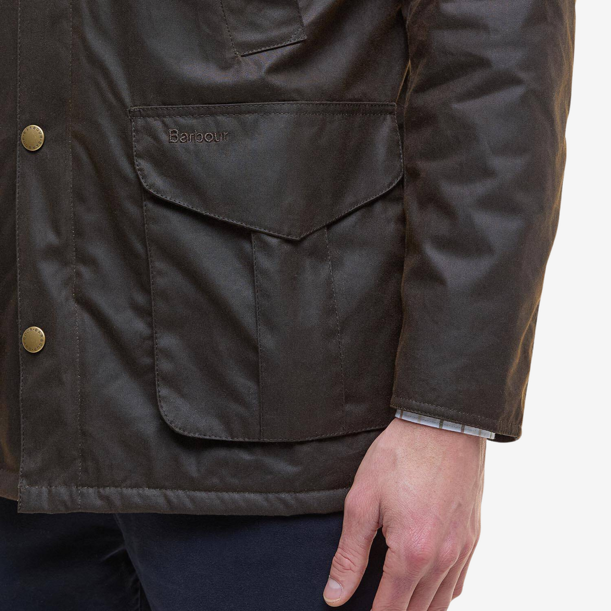 Poche plaquée à pli creux et rabat brodé Barbour sur la veste cirée Hereford Olive, pressions dorées