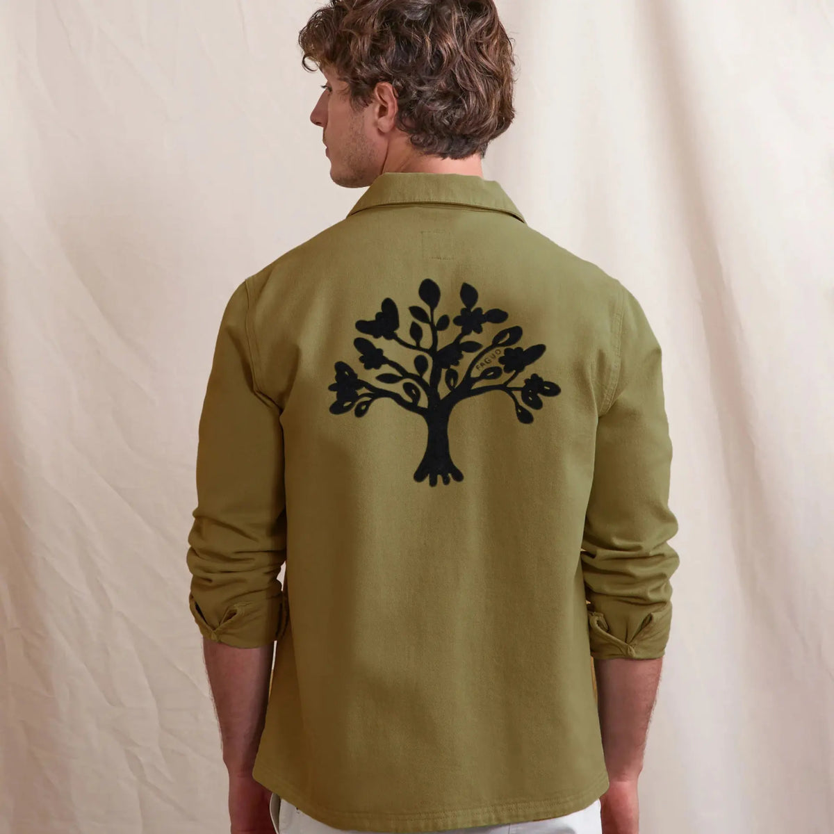 Dos de la veste Lorge kaki avec son grand arbre noir floqué entre les épaules