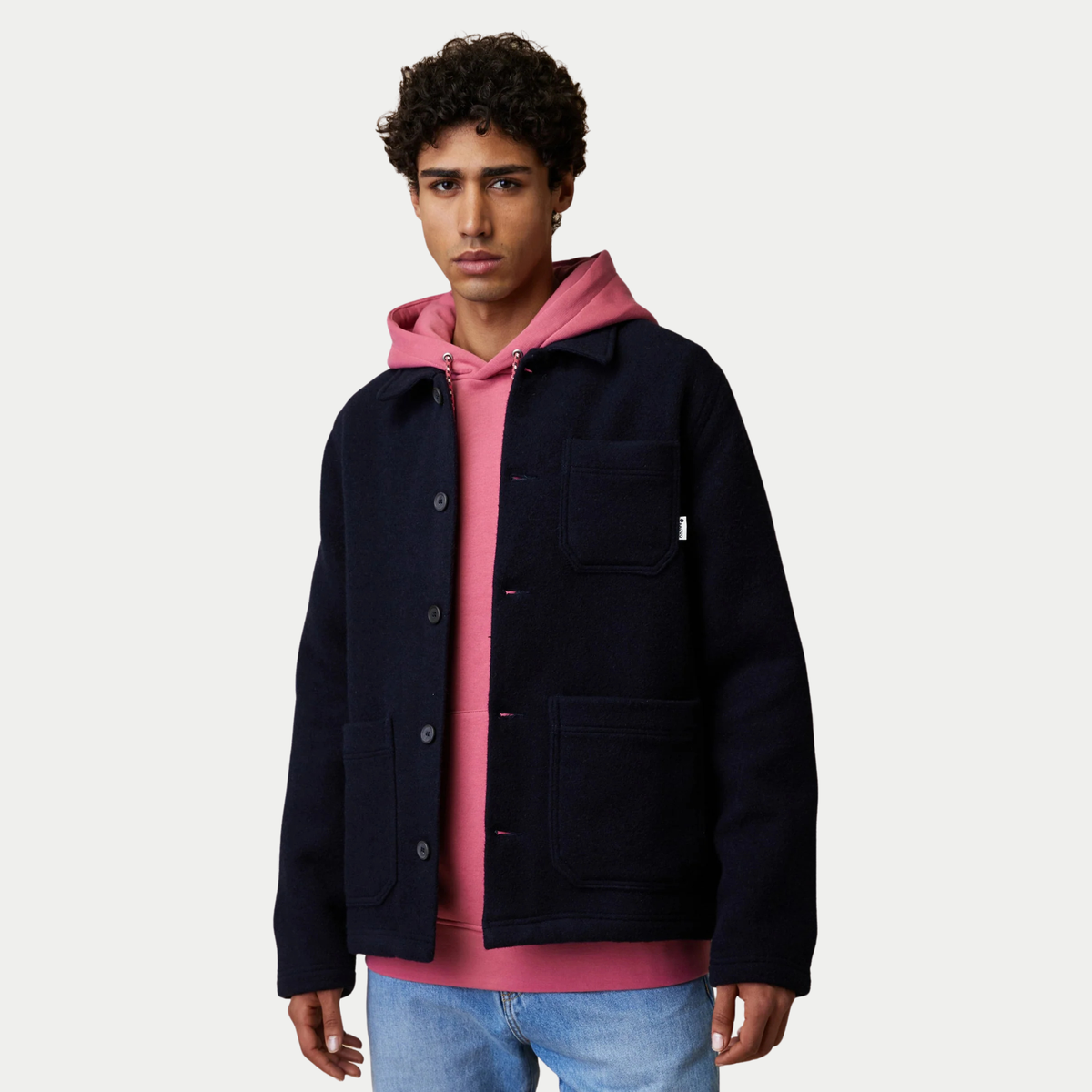 Veste Lorge Laine bleu marine Faguo portée ouverte sur un sweat à capuche rose