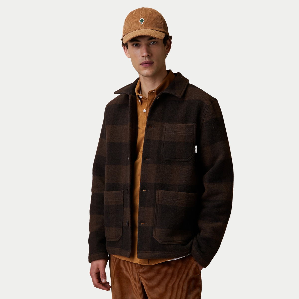 Veste Lorge Laine marron Faguo portée ouverte sur une chemise en velours camel