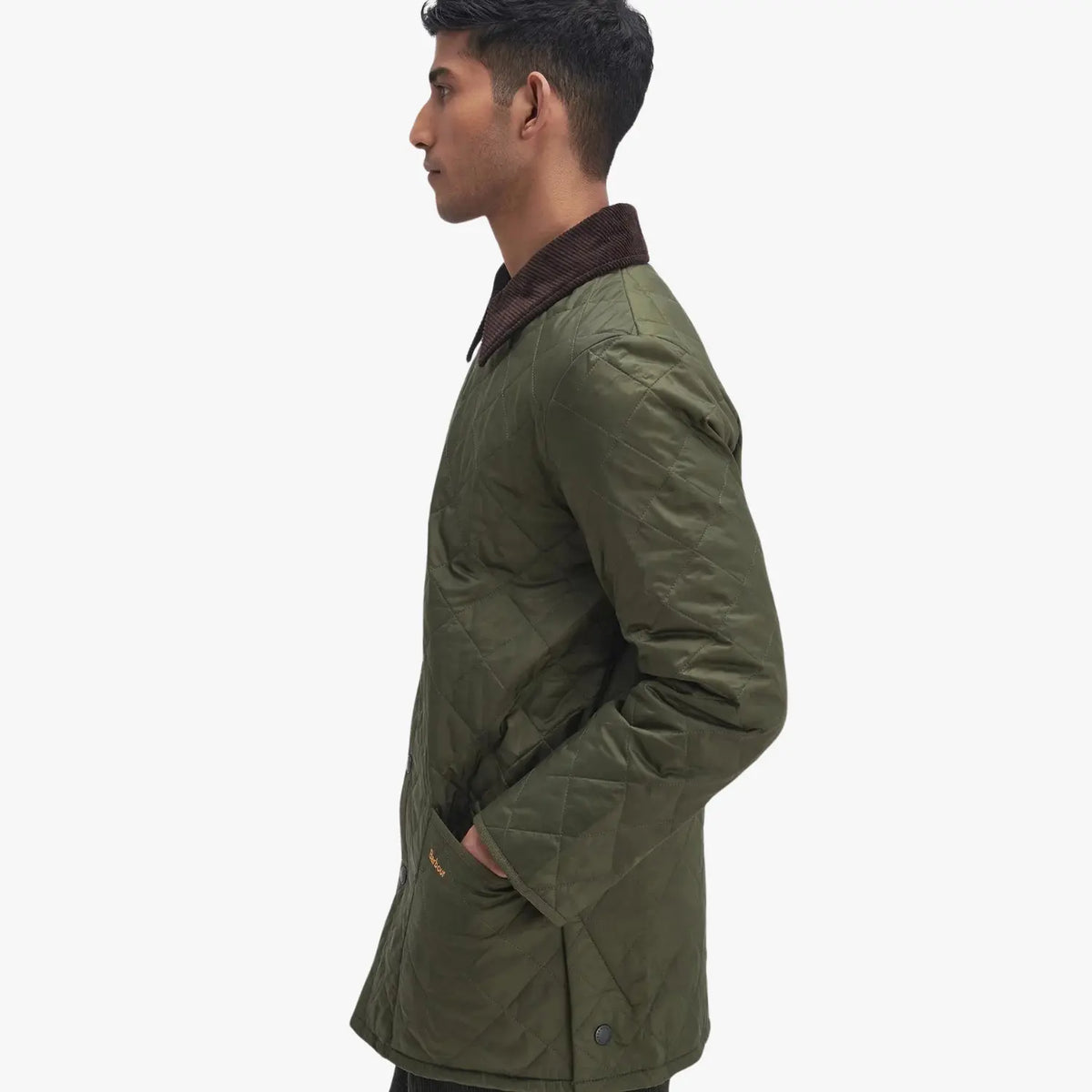 Veste matelassée Liddesdale olive Barbour de profil, poche passepoilée à broderie Barbour orange et pression basse
