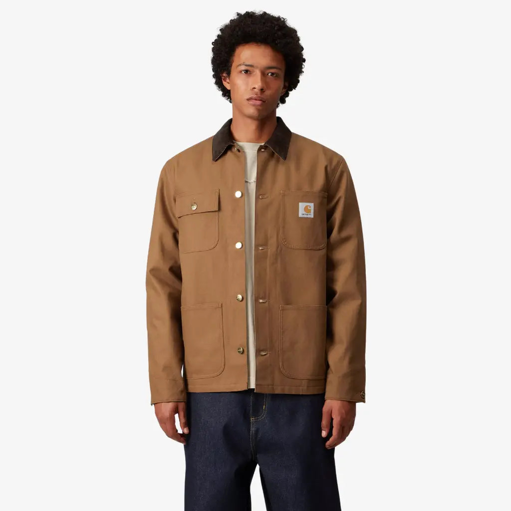 Veste Michigan Winter brun caramel portée ouverte, de face : poche à rabat et patch Carhartt en poitrine